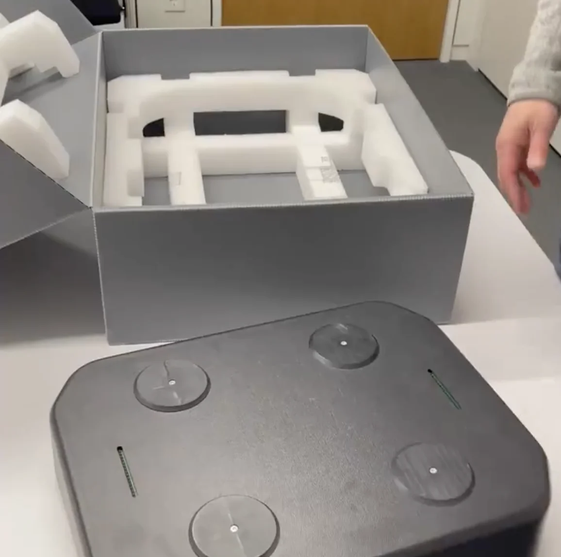Robot as a Parcel Unboxing